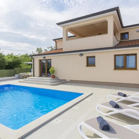 Modern Holiday In With Pool Holiday home